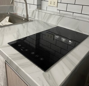 Fridge, microwave, oven, stovetop - 2-bed Apartment in Near Airport Paranaque (Parañaque)