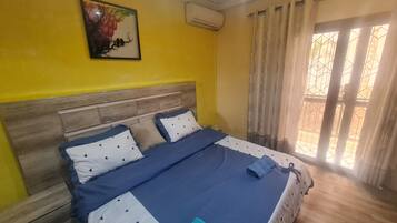 4 habitaciones, tabla de planchar con plancha y ropa de cama