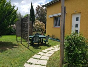 Outdoor dining - Gite Dans Magnifique Petit Hameau Tarnais (Grazac)
