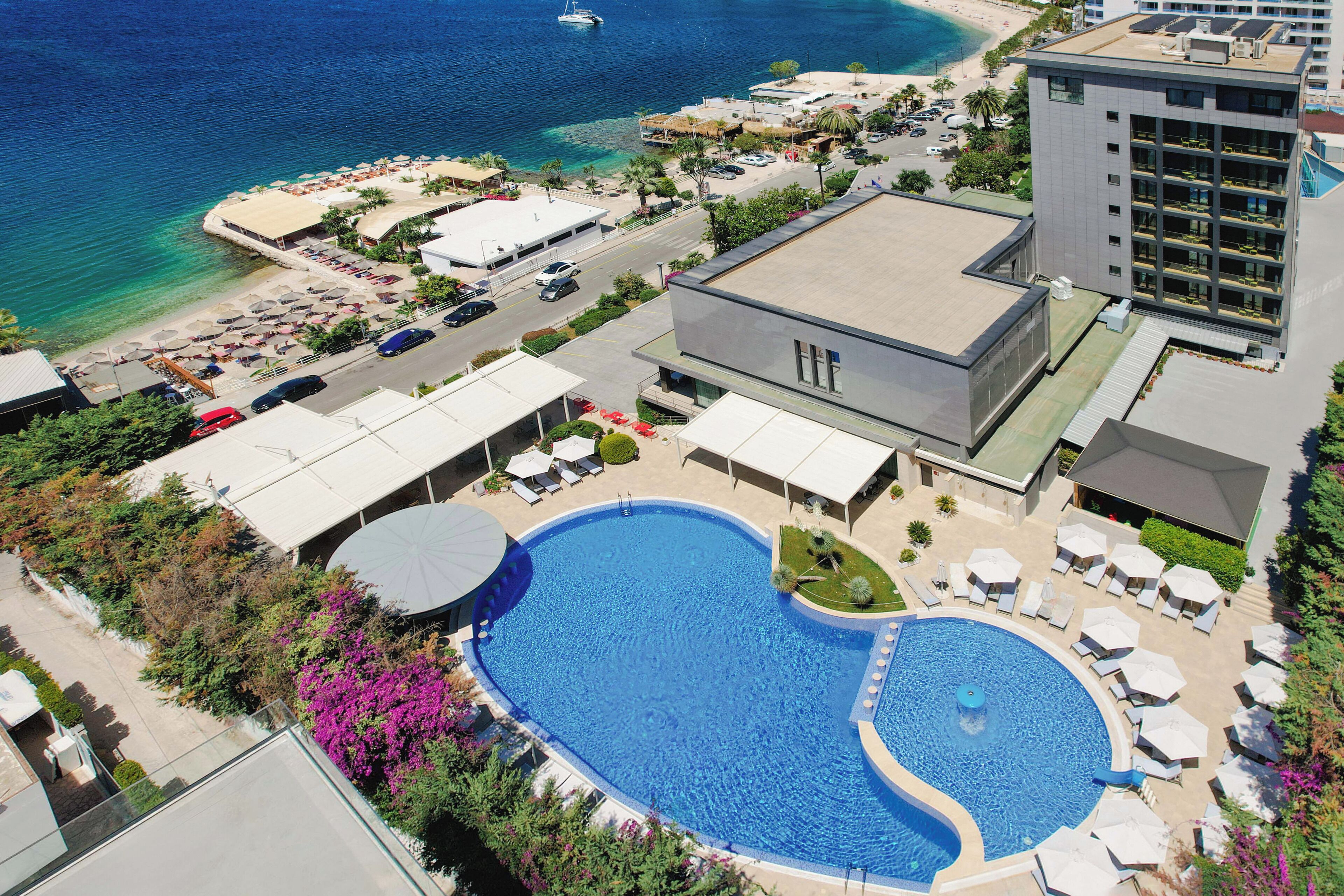 Una piscina al aire libre de temporada