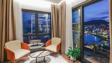 Suite, balcón, vistas al mar | Zona de estar | Televisión de plasma de 37 pulgadas con canales por satélite
