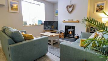Cottage | Living area | Fireplace
