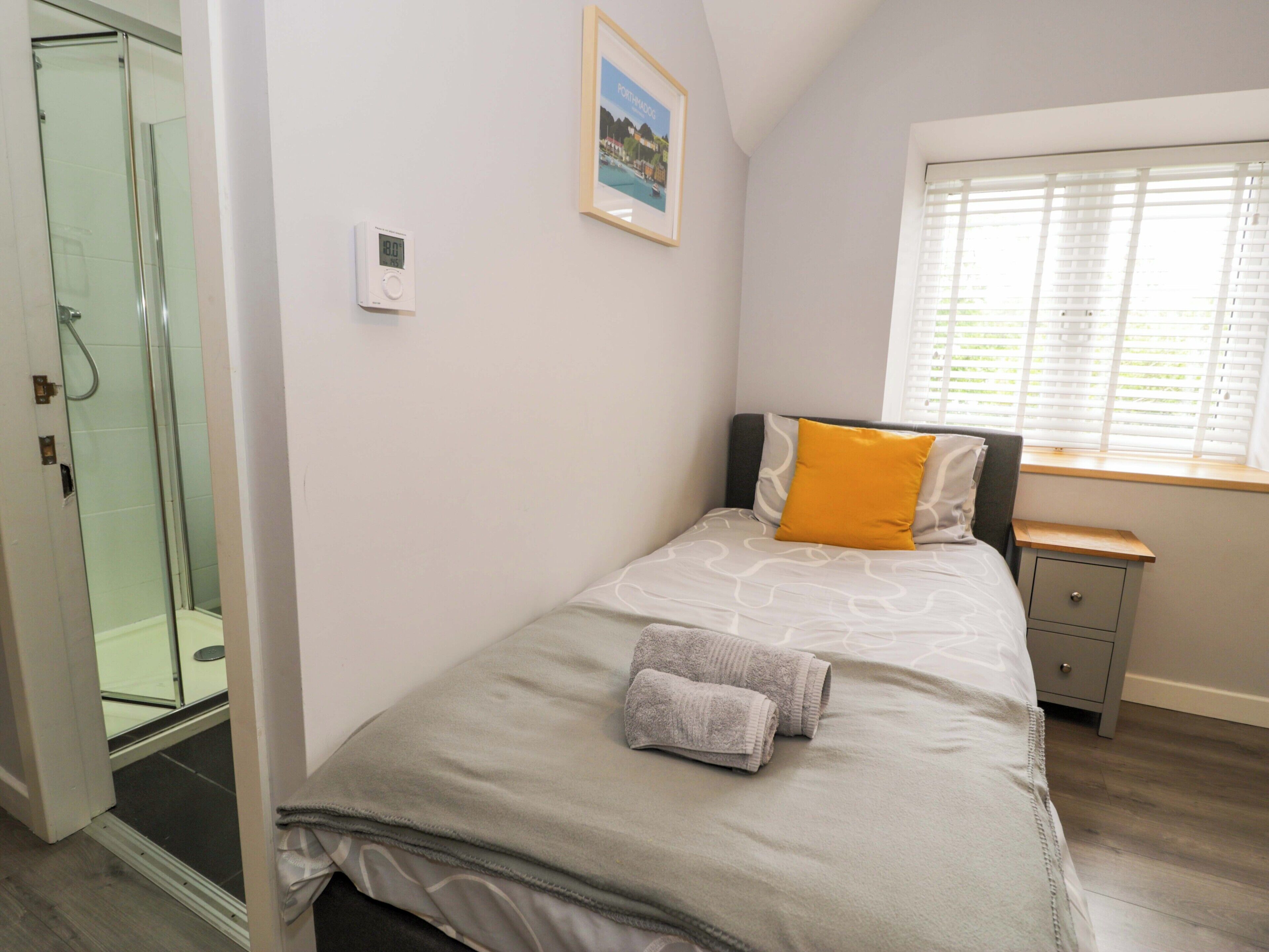 Cottage | 2 bedrooms, individually decorated, individually furnished, free WiFi