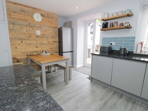 Cottage | Private kitchen | Fridge, dishwasher, electric kettle, toaster - Y Bwthyn (Llanbedr)