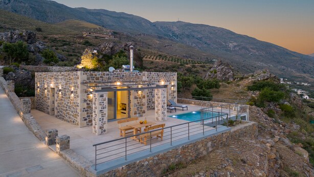 A stone building with a pool, surrounded by mountains. - Unique view (Rethymno)