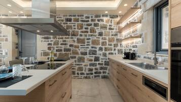 KylskÄp, ugn, diskmaskin och kaffe- och tebryggare