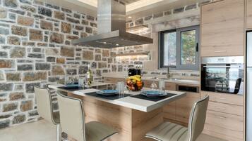 KylskÄp, ugn, diskmaskin och kaffe- och tebryggare