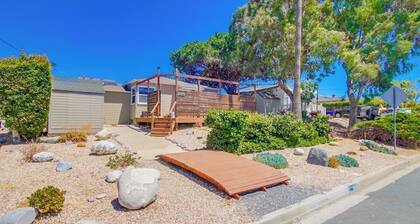 Summer at Dolphin Bay Hideaway pet-friendly yard!