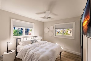 4 bedrooms, iron/ironing board, free WiFi, bed sheets - Waterfront 4BR home with heated pool in Marco Island. (Marco Island)