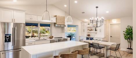 Kühlschrank, Mikrowelle, Ofen, Geschirrspüler