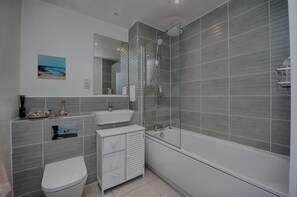 Apartment, 2 Queen Beds | Bathroom - Immaculate 2-bed Apartment in Grays (Grays)
