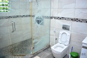 Apartamento, 5 quartos | Banheiro | Chuveiro, chuveiro com efeito de chuva, produtos de toalete grátis 