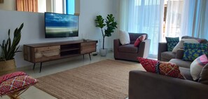 Appartement, 3 chambres | Coin séjour | Télévision à écran plat de 32 pouces avec chaînes numériques, télévision