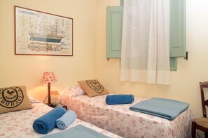 3 habitaciones, tabla de planchar con plancha y ropa de cama