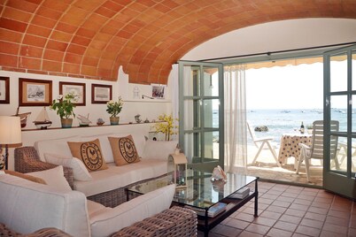 Casa de pescadores frente al mar