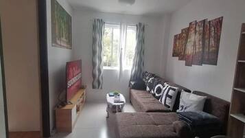 Apartment, 2 Queen Beds | Living area