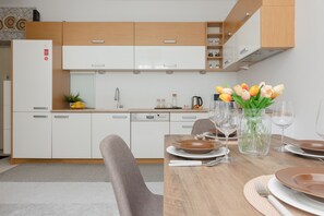 Microwave, dishwasher, electric kettle, cookware/dishes/utensils - Centre Apartment Sniadeckich by Renters (Warsaw)