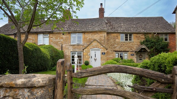 Exterior - High Pump Cottage - sleeps 4 guests  in 2 bedrooms (Ebrington)