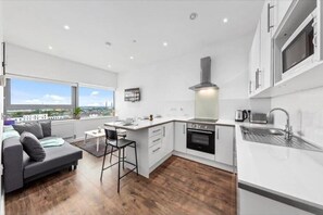 Apartment | Eigene Küche | Kühlschrank, Mikrowelle, Ofen, Herdplatte