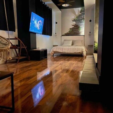 1 bedroom, soundproofing, free WiFi, bed sheets. La Suite Grenoble Jacuzzi et Sauna Privatif
