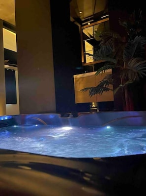 Indoor spa tub