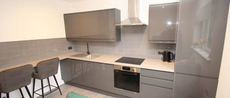 Køleskab, mikrobølgeovn, ovn, kogeplade