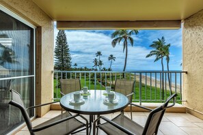 Outdoor dining - Menehune Shores #423 – Stunning Ocean Views and Relaxation Awaits (Kihei, Maui)