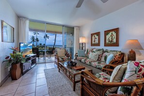Smart TV, DVD player, books - Menehune Shores #423 – Stunning Ocean Views and Relaxation Awaits (Kihei, Maui)