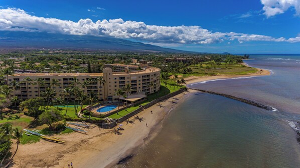 On the beach, sun loungers, beach towels - Menehune Shores #423 – Stunning Ocean Views and Relaxation Awaits (Kihei, Maui)
