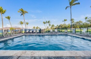 Una piscina al aire libre, una piscina climatizada