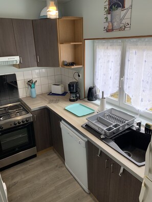 Een koelkast, een magnetron, een oven, een kookplaat