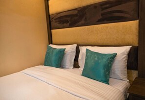1 bedroom, desk, iron/ironing board, WiFi - Modern, comfortable & secure accomodation. (Rungiri)