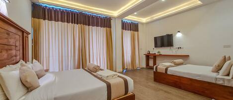 Family Room, Lake View | Soundproofing, free WiFi