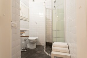 Douche, sèche-cheveux, serviettes fournies