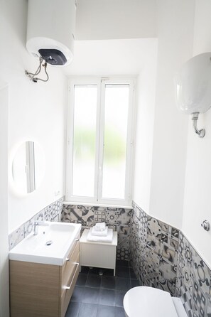 Dutxa, assecador de cabells, bidet i tovalloles