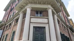 A building with a prominent entrance, columns, and a balcony with railings. - Lovely and new apartment near Termini Station (Roma)
