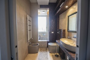 Baignoire, sèche-cheveux, bidet, serviettes fournies