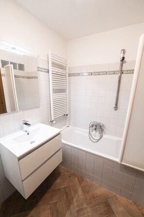 Een douche, een haardroger, handdoeken