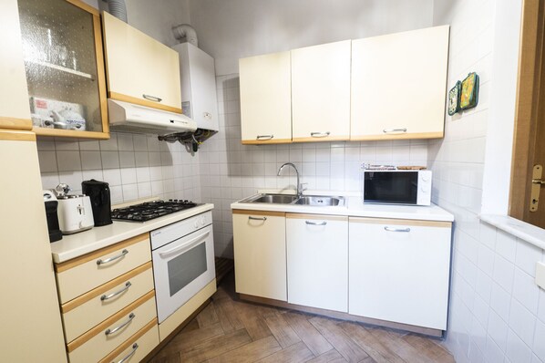 Fridge, microwave, stovetop, coffee/tea maker