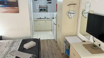1 chambre, bureau, fer et planche à repasser, Wi-Fi gratuit