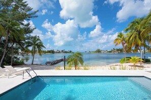 Outdoor pool - Fantasea: Family Beach Villa on Bio Bay w/ Private Pool, Veranda Lounge + Dock (Cayman Kai)