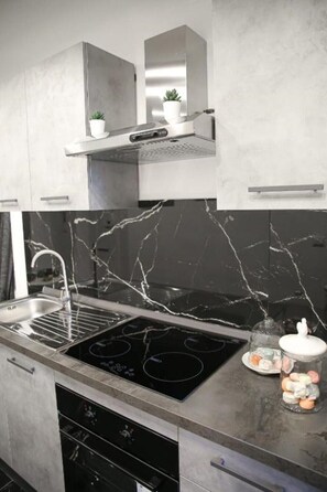 Kjøleskap, kokeplater og kjøkkenutstyr