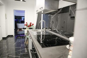 Réfrigérateur, surface de cuisson, vaisselle et ustensiles