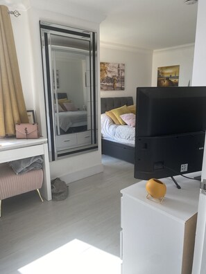 Apartment, 2 Queen Beds | 2 bedrooms, free WiFi, bed sheets - Inviting 2-bed Apartment in London (London)