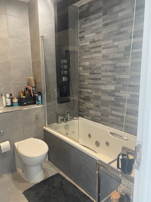 Bathroom - Inviting 2-bed Apartment in London (London)