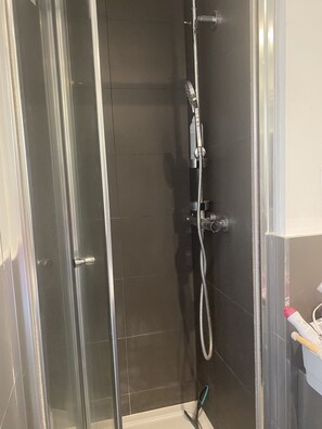 Apartment, 2 Queen-Betten | Badezimmer | Badewanne und Dusche (separat), Komfortbadewanne, Handtücher