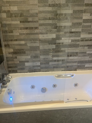 Apartment, 2 Queen Beds | Bathroom | Separate tub and shower, deep soaking tub, towels - Inviting 2-bed Apartment in London (London)