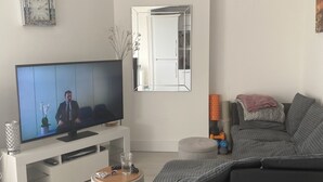 Departamento, 2 camas Queen size | Área de sala de estar