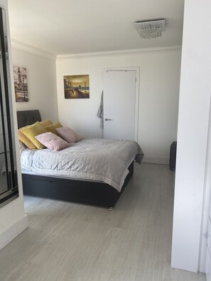 Apartment, 2 Queen-Betten | 2 Schlafzimmer, kostenloses WLAN, Bettwäsche