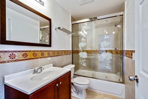 Basic-Apartment, Mehrere Betten | Badezimmer | Haartrockner, Handtücher, Seife, Shampoo